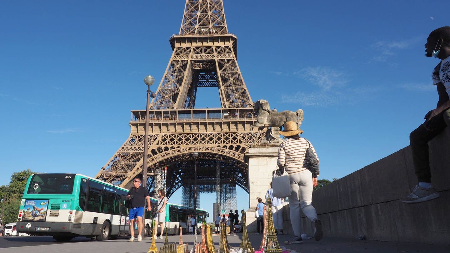 Ein Andenkenverkäufer wartet vor dem Pariser Eiffel-Turm auf Kunden. (Foto: dpa Bildfunk, picture alliance/dpa | Christian Böhmer)