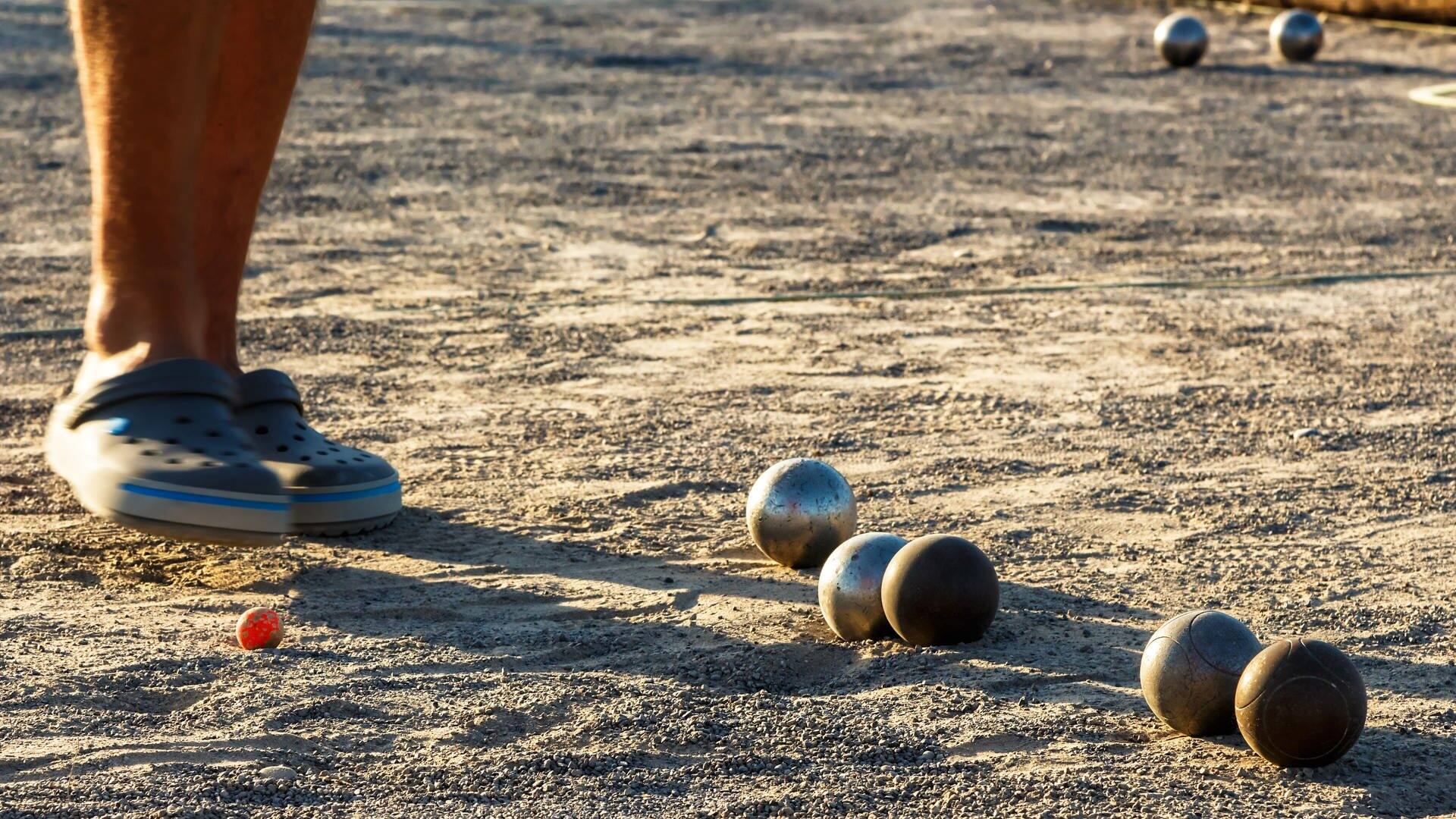 Boule-Kugeln liegen auf dem staubigen Boden (Foto: IMAGO, Agefotostock)