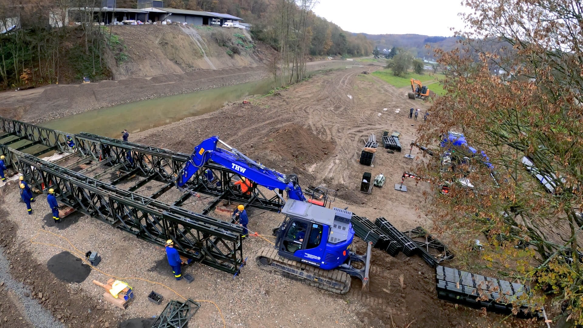 Das THW baut eine Behelfsbrücke über die Ahr auf. (Foto: SWR3)