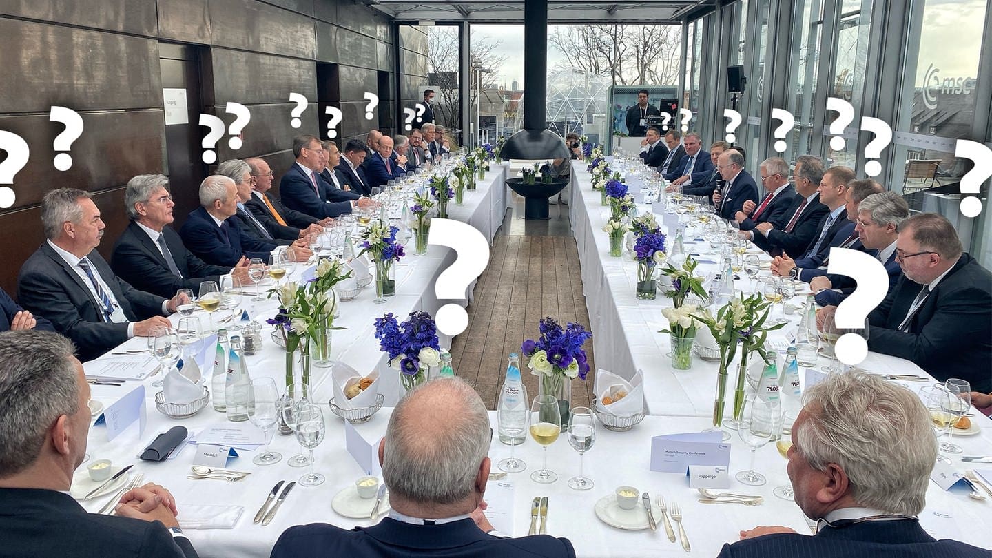 Alte weiße Männer sitzen an einem Tisch zusammen (Foto: picture-alliance / Reportdienste, picture alliance/dpa/The Pioneer | Michael Bröcker)