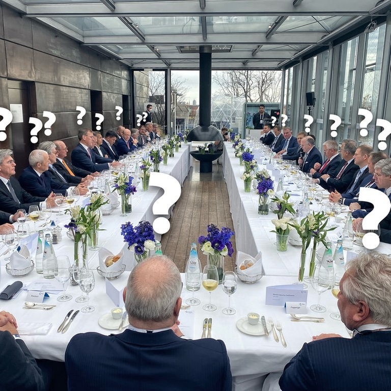 Alte weiße Männer sitzen an einem Tisch zusammen (Foto: picture-alliance / Reportdienste, picture alliance/dpa/The Pioneer | Michael Bröcker)