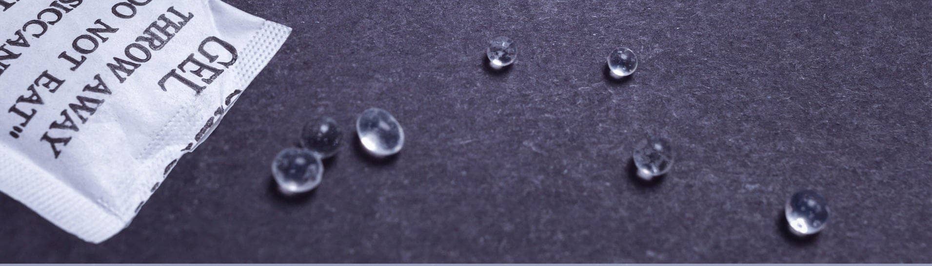 Offenes Tütchen Silica-Gel mit einzelnen Perlen (Foto: IMAGO, agefotostock)