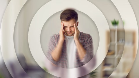 Junger Man hält sich den Kopf (Foto: Adobe Stock / Studio Romantic)