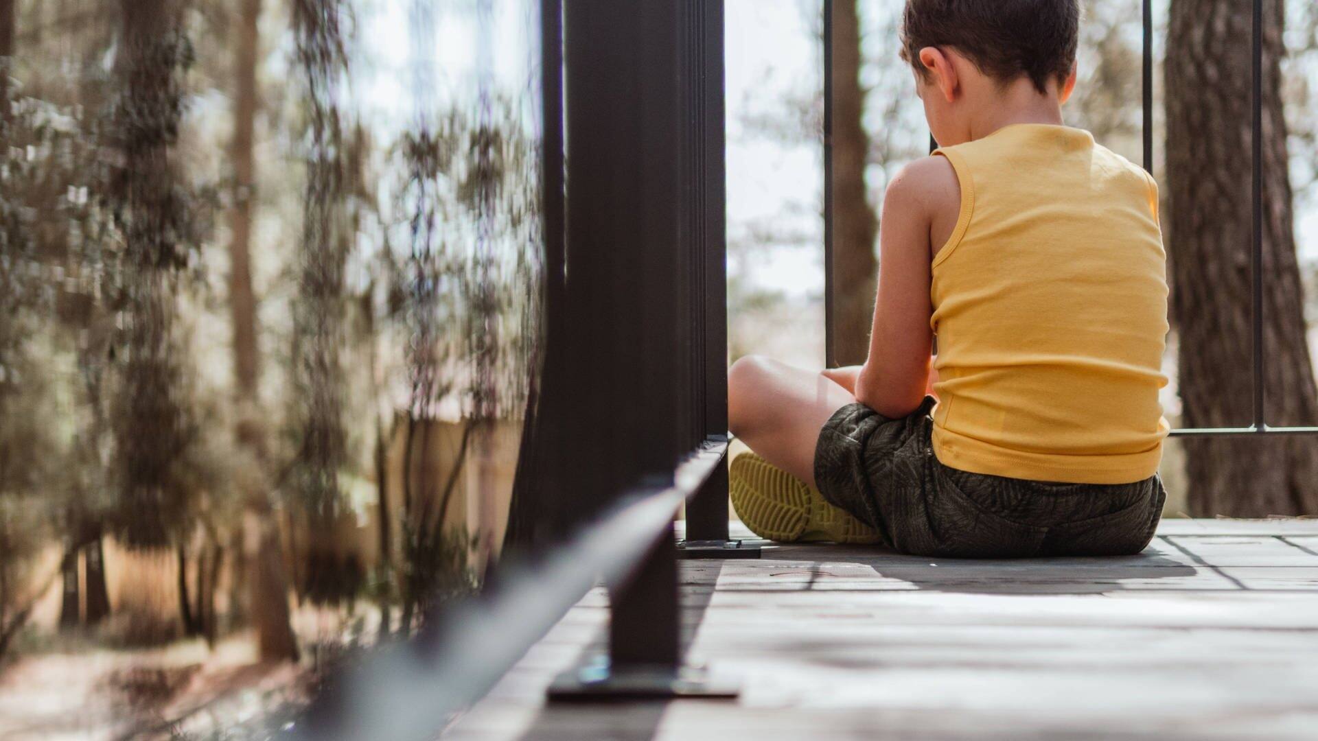 Ein Junge sitzt alleine (Foto: IMAGO, IMAGO / Shotshop)