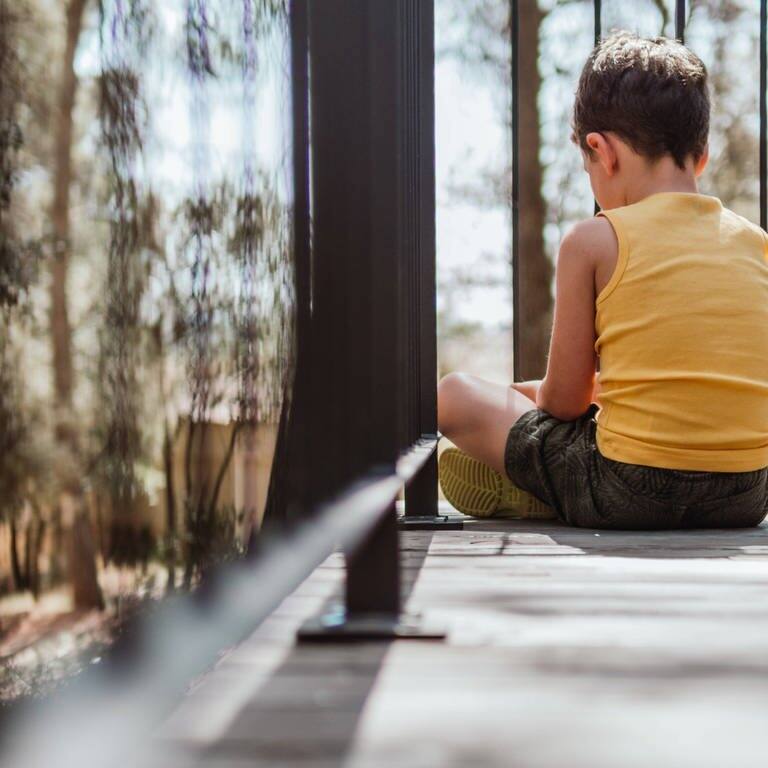 Ein Junge sitzt alleine (Foto: IMAGO, IMAGO / Shotshop)