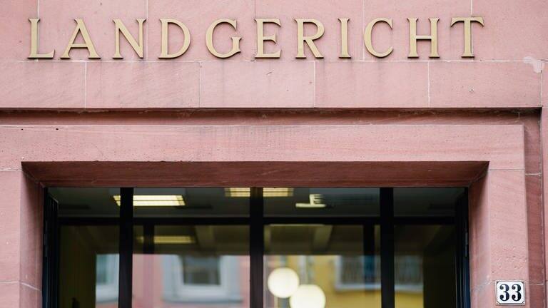 Landgericht steht in großen Lettern über dem Eingang des Landgerichts Frankenthal (Foto: dpa Bildfunk, picture alliance/dpa | Uwe Anspach)