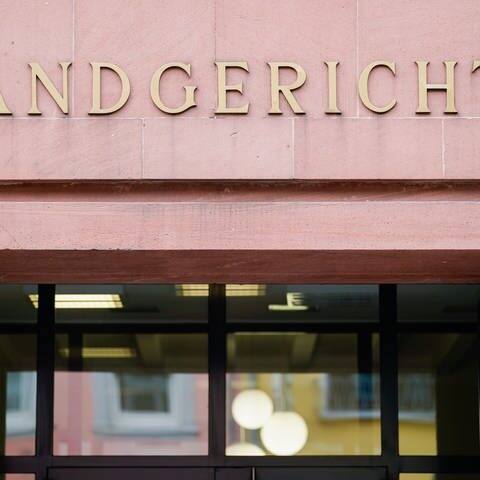 Landgericht steht in großen Lettern über dem Eingang des Landgerichts Frankenthal (Foto: dpa Bildfunk, picture alliance/dpa | Uwe Anspach)