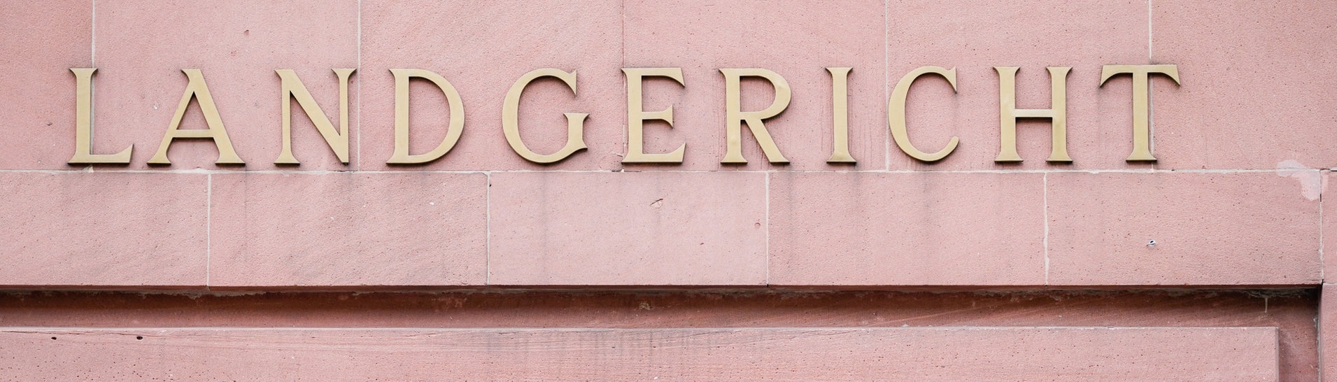Landgericht steht in großen Lettern über dem Eingang des Landgerichts Frankenthal (Foto: dpa Bildfunk, picture alliance/dpa | Uwe Anspach)