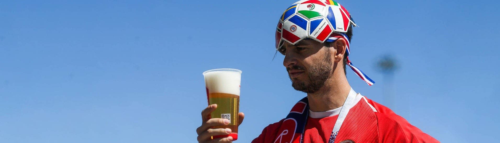 Fußball-Fan mit Bier (Foto: IMAGO, ITAR-TASS)