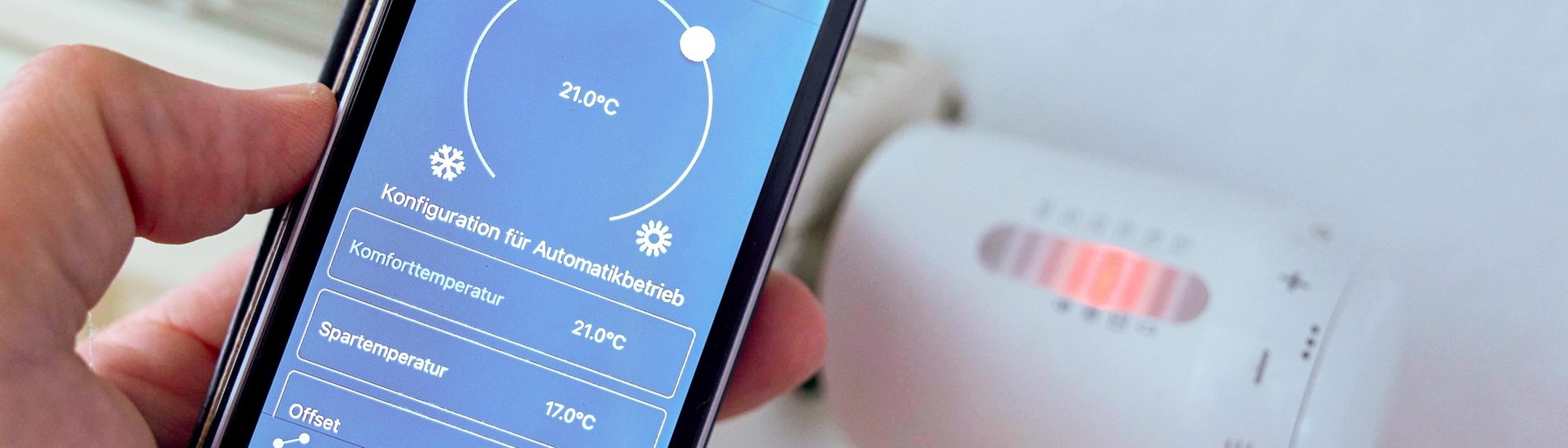 Elektronische Heizungsthermostat wird mit dem Handy eingestellt  (Foto: IMAGO, IMAGO / Kosecki)