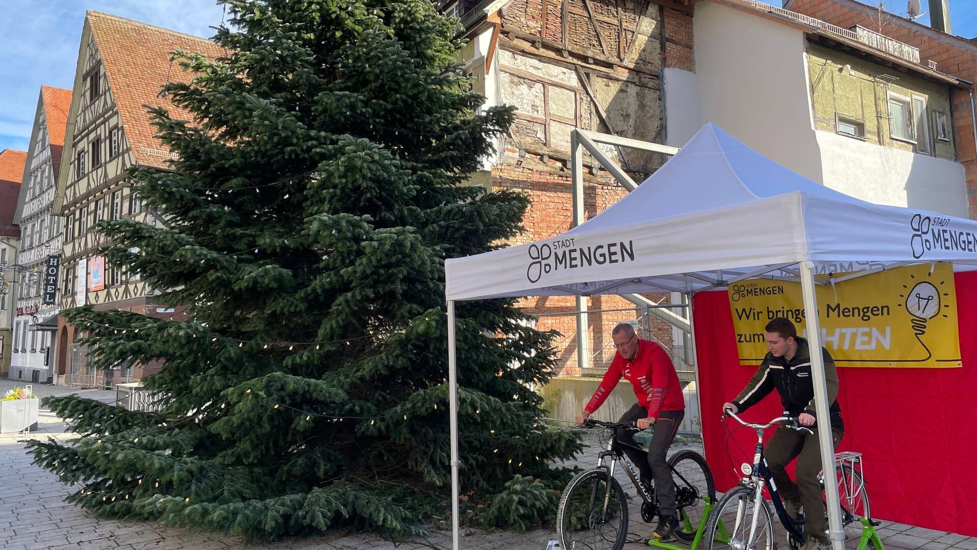 In Mengen in Baden-Württemberg wird der Weihnachtsbaum mit der Hilfe von Fahrrädern beleuchtet (Foto: SWR, Miriam Plappert)