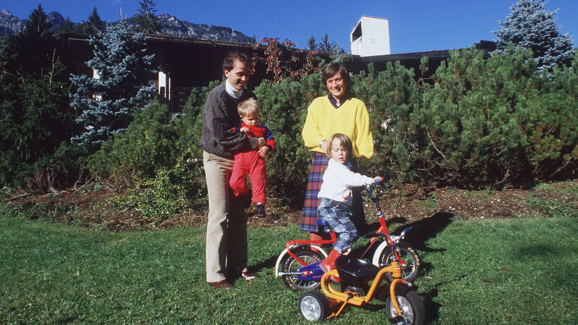 Rosi MITTERMAIER und ihr Ehemann Christian NEUREUTHER mit ihren Kindern Ameli und Felix  (Foto: dpa Bildfunk, picture-alliance / Sven Simon)
