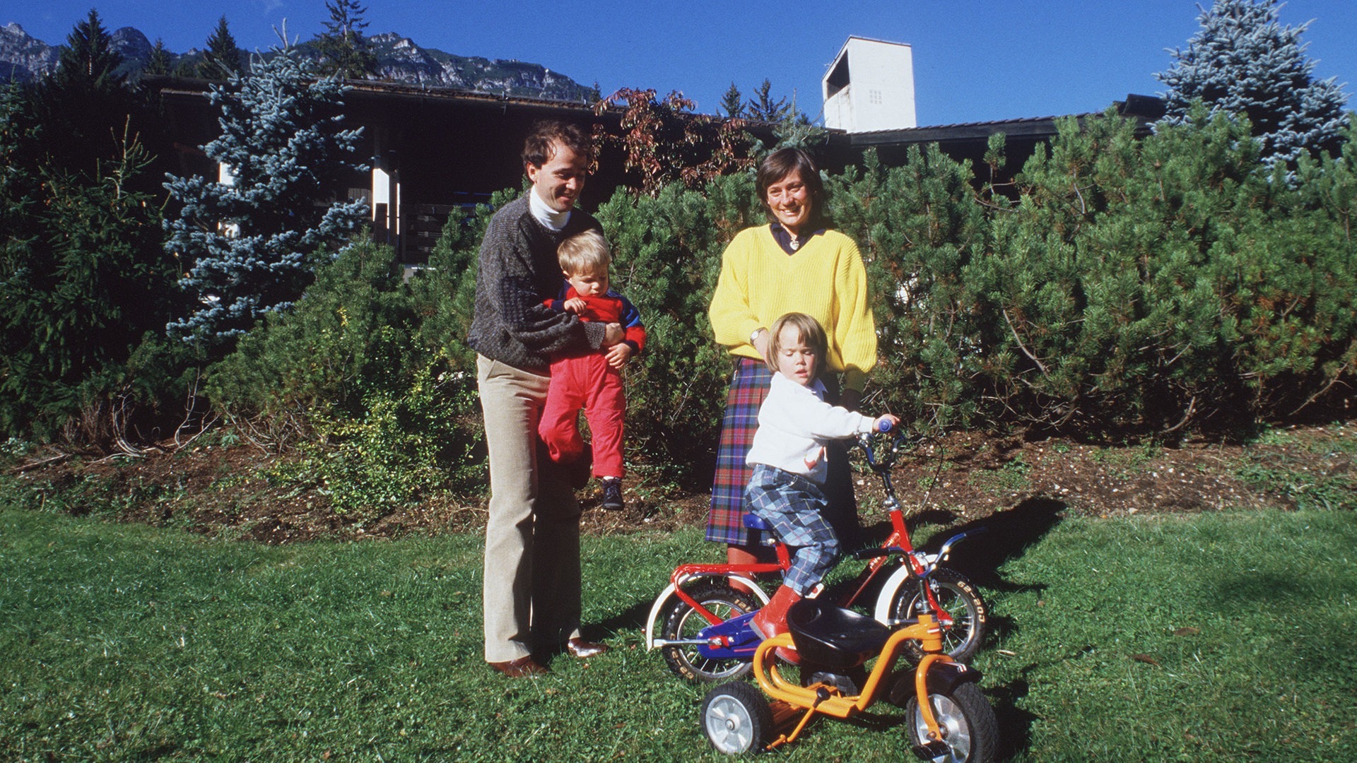 Foto: dpa Bildfunk, picture-alliance / Sven Simon Rosi MITTERMAIER und ihr Ehemann Christian NEUREUTHER mit ihren Kindern Ameli und Felix (Foto: dpa Bildfunk, picture-alliance / Sven Simon)