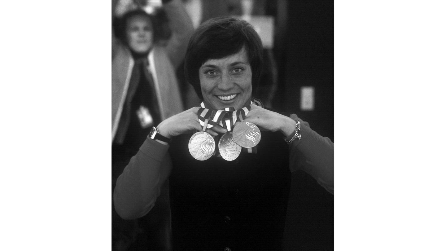 Foto: IMAGO, IMAGO/Sven Simon Schwarz-Weiß-Foto von der verstorbenen Olympiasiegerin Rosi Mittermaier (BRD) mit ihren Medaillen Die Gold Rosi errang bei den Olympischen Spielen 1976 (Foto: IMAGO, IMAGO/Sven Simon)