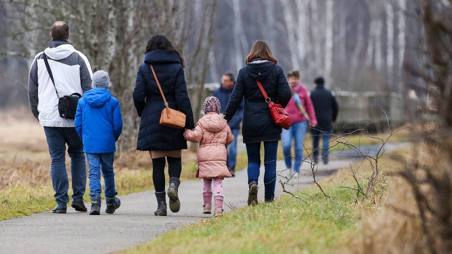 Familie von hinten beim Spaziergang (Foto: dpa Bildfunk, Thomas Warnack)