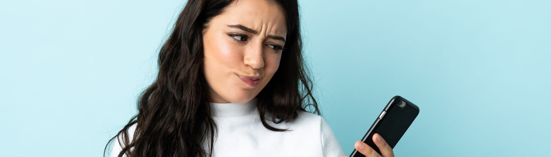 Frau versucht mit dem Telefon einen Arzttermin zu bekommen (Symbolbild) (Foto: Adobe Stock, luismolinero)