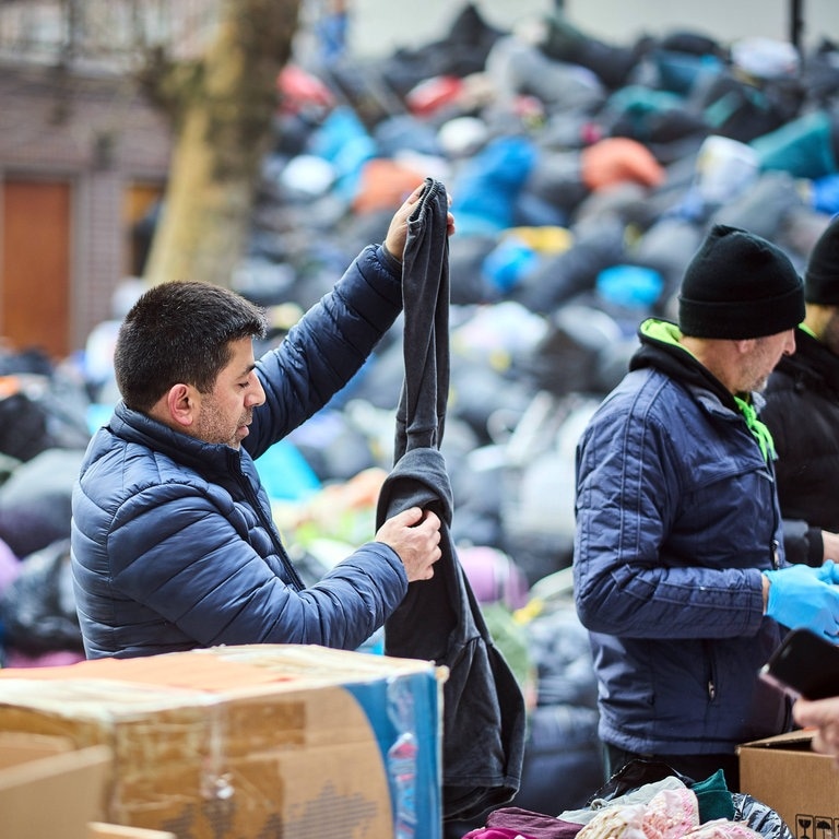 Freiwillige Helfer packen in Den Haag Sachspenden zusammen (Foto: IMAGO, ANP)