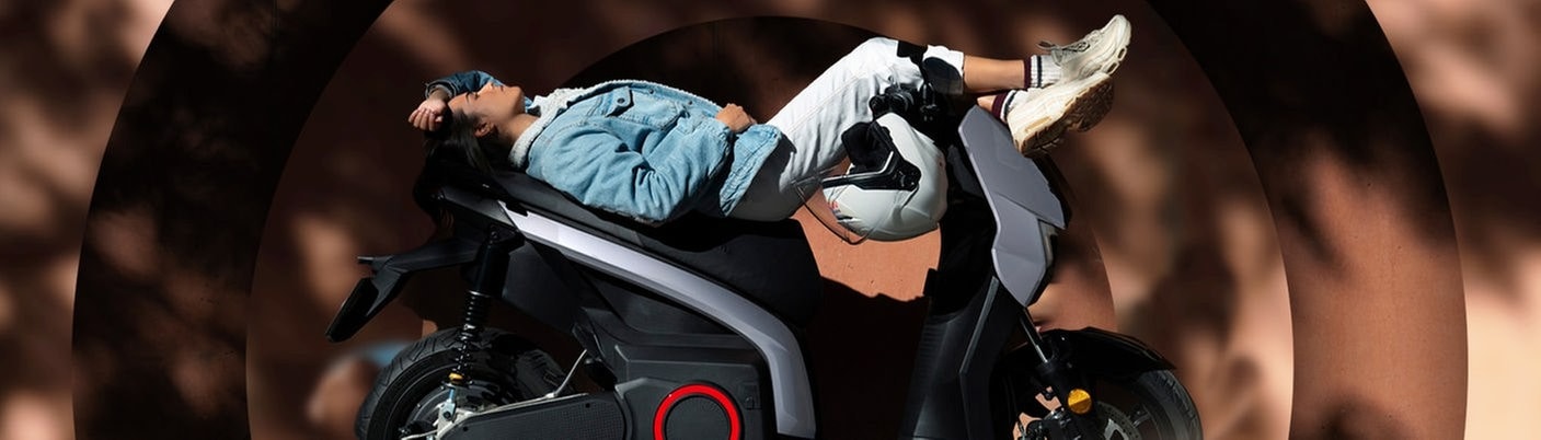 Frau liegt auf E-Scooter (Foto: SWR, SEAT Deutschland GmbH / SWR3)