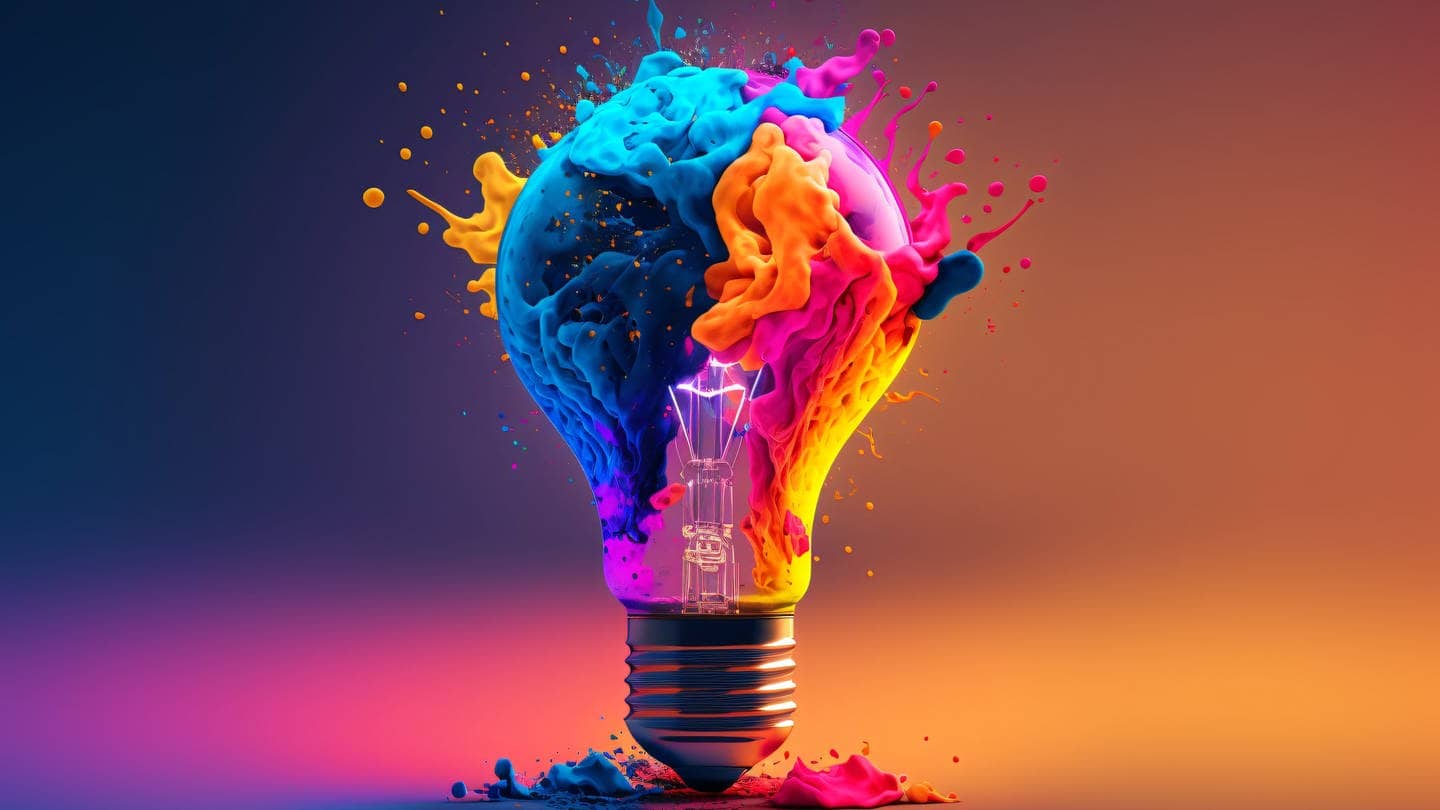 Eine Glühbirne in 3D-Optik ist in verschiedene Farben getaucht (Foto: Adobe Stock, CROCOTHERY | Adobe Stock)