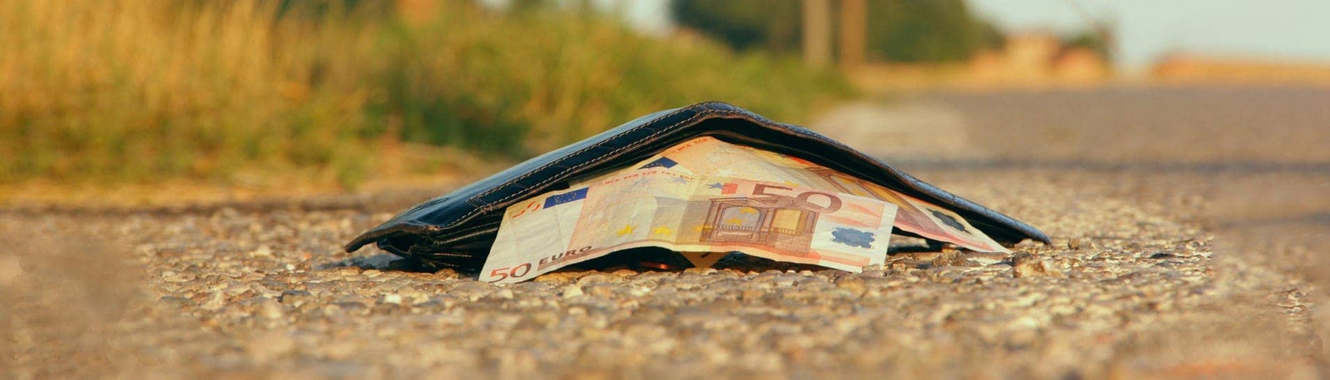 Verlorenes Portemonnaie mit Geld wartet auf einer Straße auf den Finder (Foto: IMAGO, agefotostock)