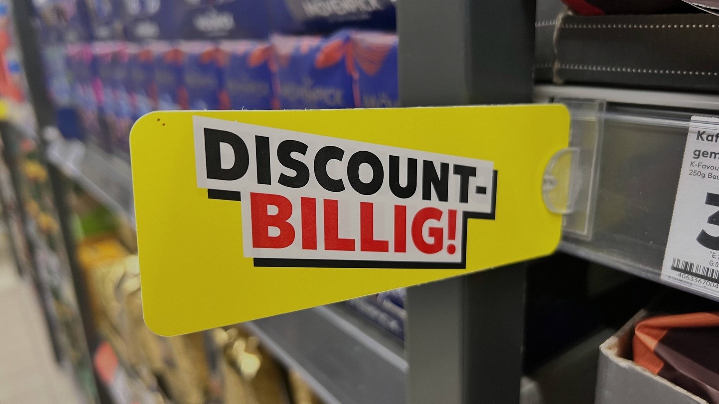 Foto: IMAGO, IMAGO/mix1press; Discounter-Schild weist auf Schnäppchen hin (Foto: IMAGO, IMAGO/mix1press; )