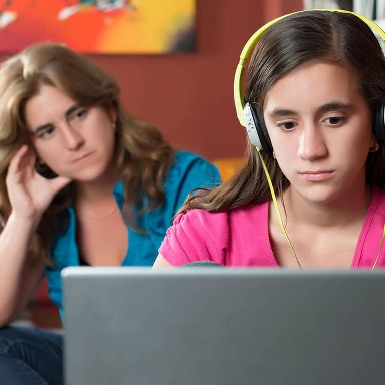 Jugendliche nutzen Youtube: Mutter beobachtet Teenager am Laptop (Foto: miragaya AdobeStock)