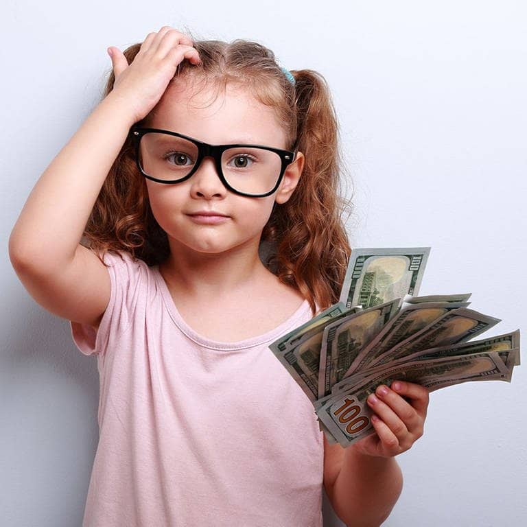 Nachdenkliches Mädchen mit Geldscheinen in der Hand (Foto: Adobe Stock, nastia1983)