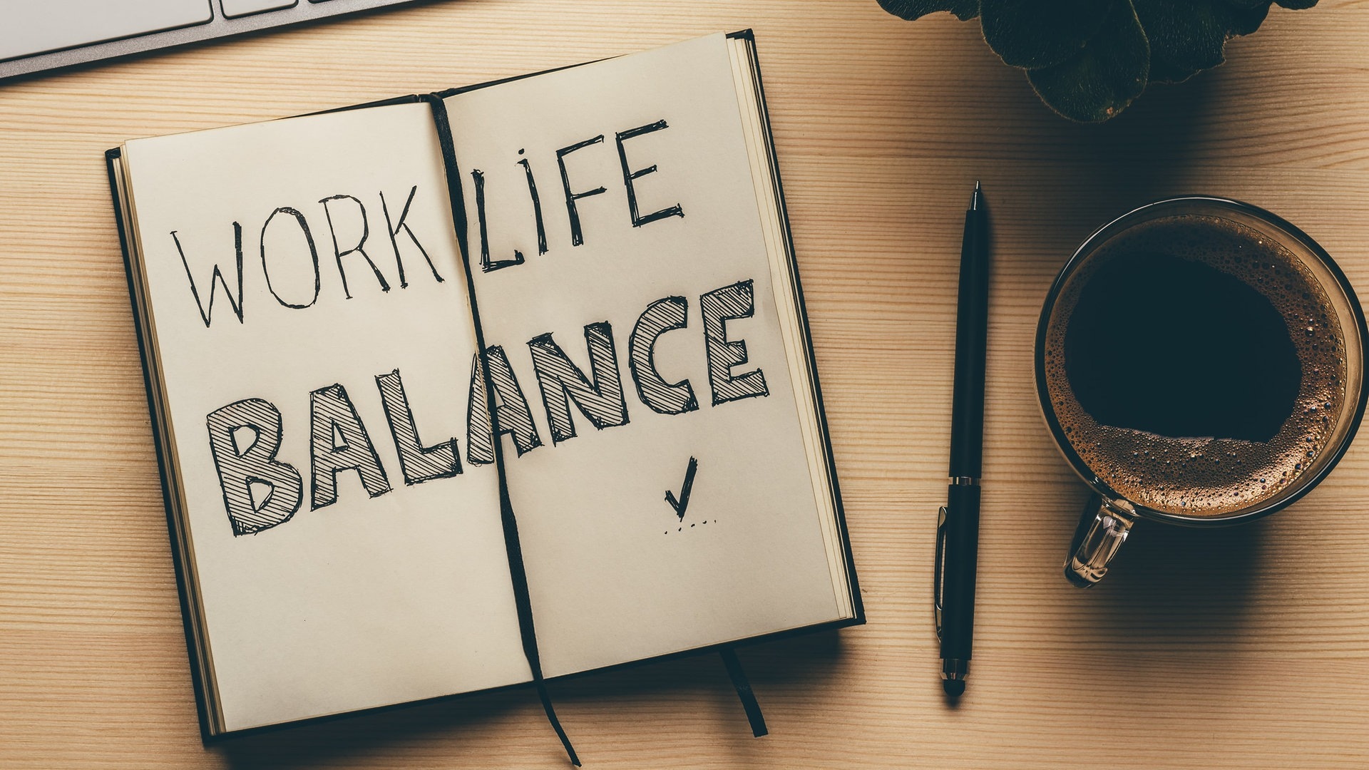 In einem Notiz-Buch steht das Wort Work-Life-Balance geschrieben. Das Buch liegt auf einem Schreibtisch mit Arbeitsutensilien. Wie wäre es mal mit Teilzeit-Arbeit? (Foto: Adobe Stock, DedMityay)
