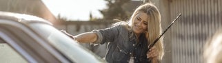 Bild zeigt Frau, wie sie das Auto wäscht. Symbolbild für Autoreinigung mit Hausmitteln – einfach und günstig putzen.