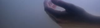Hand treibt im Wasser
