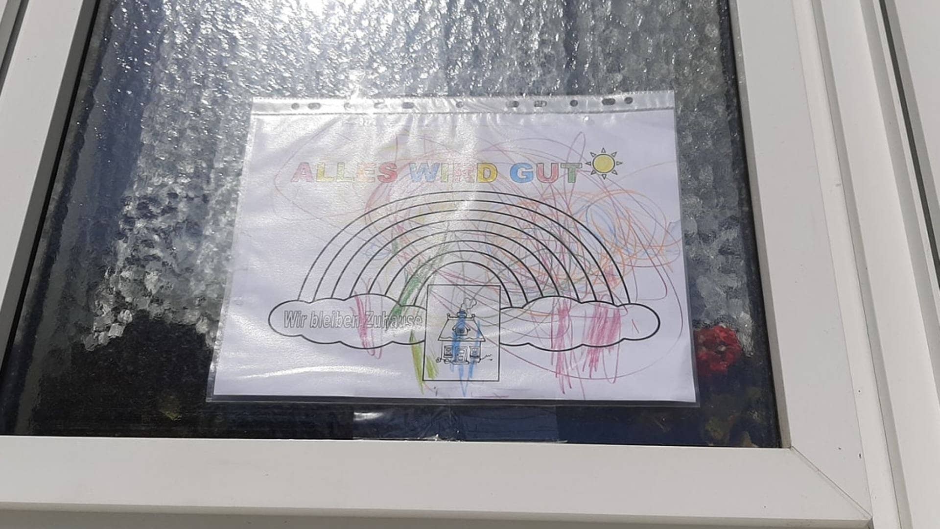 Kinder malen Regenbögen in ihre Fenster, um anderen Kindern zu zeigen: Auch ich bin zu Hause. Alles wird gut! (Foto: SWR3)