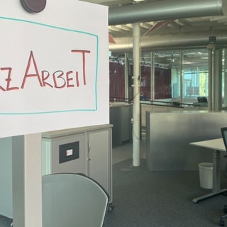 Schild mit "Kurzarbeit" in einem Büro
