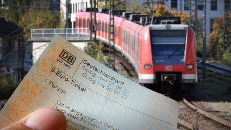 9 Euro Ticket vor einfahrendem Regio-Zug