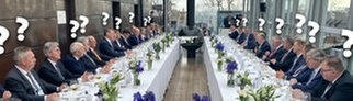 Alte weiße Männer sitzen an einem Tisch zusammen
