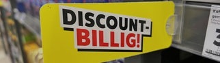 Discounter-Schild weist auf Schnäppchen hin