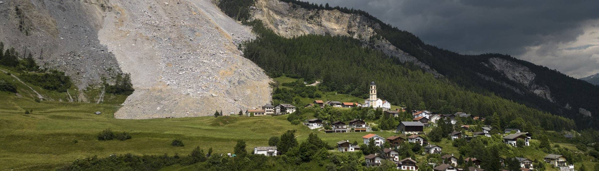 Das Dorf Brienz-Brinzauls unterhalb des Felsrutsches. (Foto: picture-alliance / Reportdienste, picture alliance/dpa/KEYSTONE | Michael Buholzer)