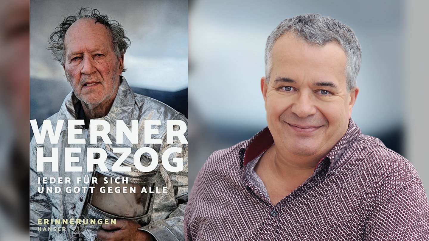 Foto: Cover von Hanser Literaturverlage | Foto Redakteur: SWR3 Sascha Zeus zeigt das Buch von Werner Herzog "Jeder für sich und Gott gegen alle" (Foto: Cover von Hanser Literaturverlage | Foto Redakteur: SWR3)