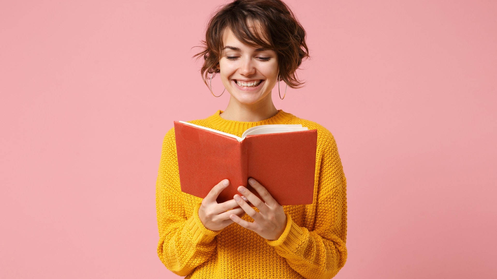 Eine unfe Frau hält ein Buch in der Hand, da beim SWR3 Lesetag Buchtipps für 2023 vorgestellt werden. (Foto: Adobe Stock, ViDi Studio)