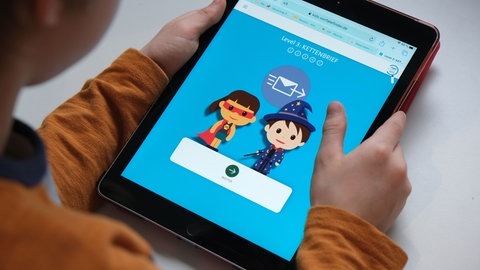 Foto: SWR, SWR/Julia Kaltenbacher Passend zum Safer Internet Day am Dienstag, 9. Februar 2021, geht der Südwestrundfunk (SWR) mit dem SWR Fakefinder Kids an den Start. (Foto: SWR, SWR/Julia Kaltenbacher)
