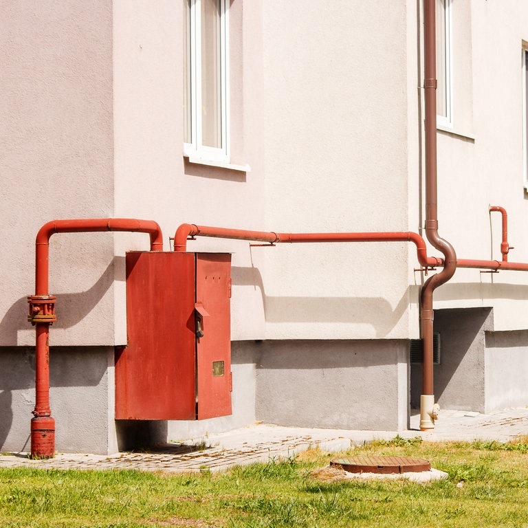 Roter Gas-Verteilerkasten an einer Hauswand (Foto: IMAGO, agefotostock)