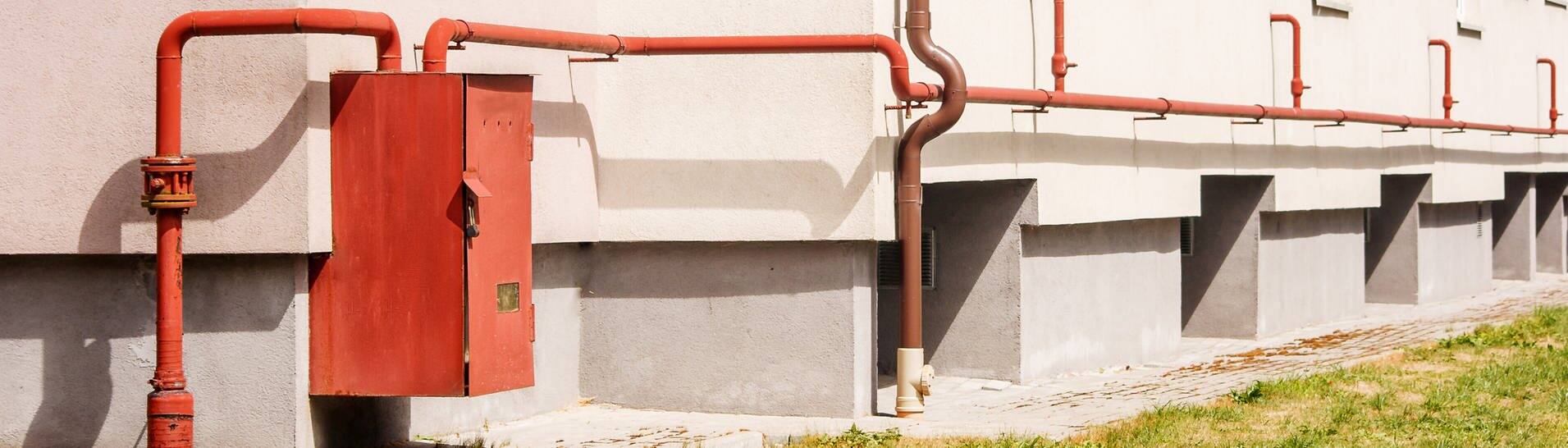 Roter Gas-Verteilerkasten an einer Hauswand (Foto: IMAGO, agefotostock)
