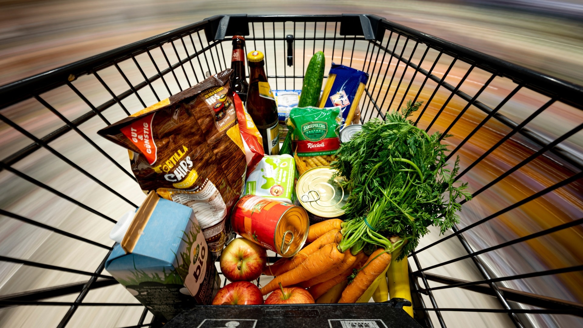 Foto: picture-alliance / Reportdienste, picture alliance/dpa | Fabian Sommer Ein Einkauf liegt in einem Einkaufswagen in einem Supermarkt. (Foto: picture-alliance / Reportdienste, picture alliance/dpa | Fabian Sommer)