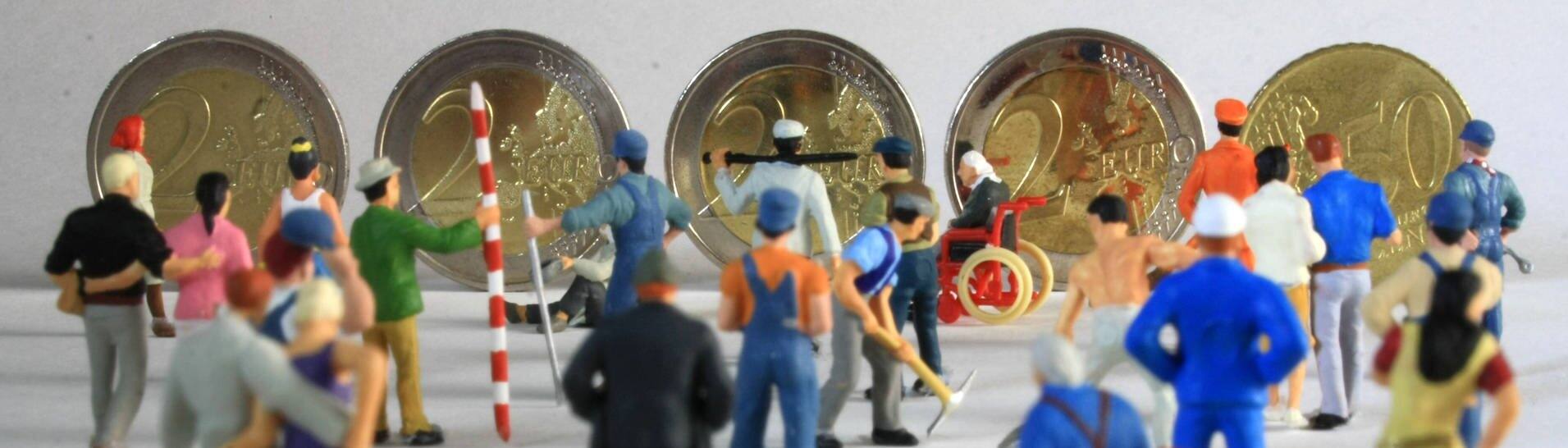 Symbolfoto Mindestlohn:Miniatur Figuren in Arbeitskleidung unterschiedlicher Branchen stehen vor Euro Geldmünzen im Wert von 8,50 (Foto: IMAGO, IMAGO / Ralph Peters)