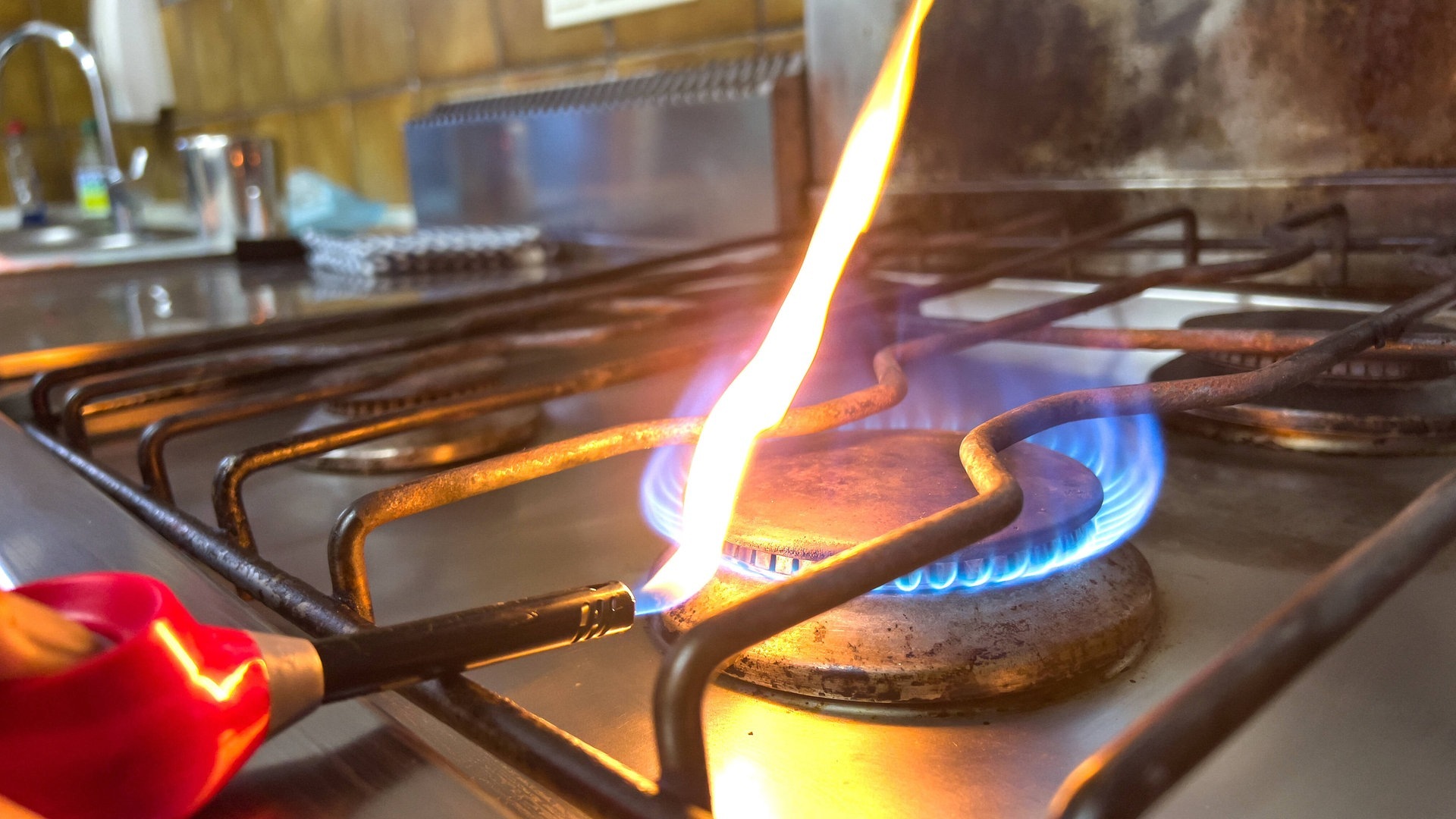 Gasflamme am Herd in der Küche wird angezündet (Foto: IMAGO, IMAGO / Action Pictures)