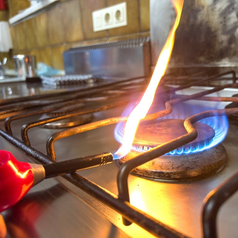 Gasflamme am Herd in der Küche wird angezündet (Foto: IMAGO, IMAGO / Action Pictures)