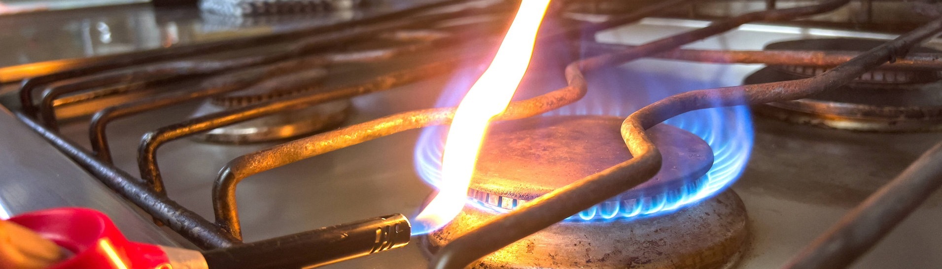 Gasflamme am Herd in der Küche wird angezündet (Foto: IMAGO, IMAGO / Action Pictures)