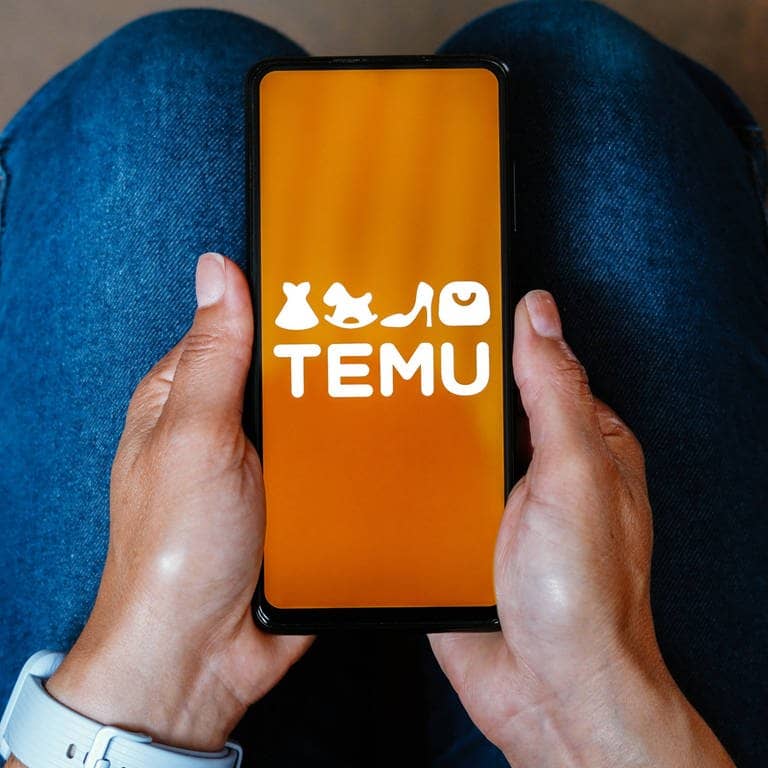 Temu-App auf dem Smartphone: Ist der Anbieter seriös?  (Foto: IMAGO, Zoonar)