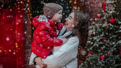 Weiße Weihnachten 2023: Wie hoch stehen die Chancen, dass wir an Weihnachten wie diese Mutter mit Kind feiern können? (Foto: IMAGO, IMAGO / Westend61)