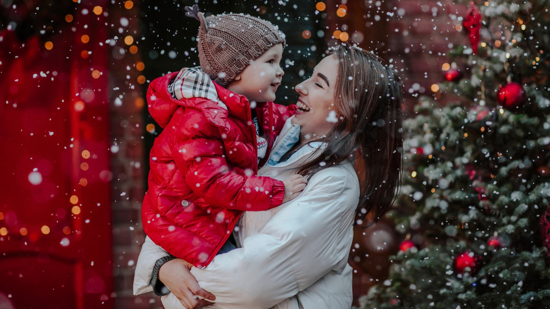 Weiße Weihnachten 2023: Wie hoch stehen die Chancen, dass wir an Weihnachten wie diese Mutter mit Kind feiern können? (Foto: IMAGO, IMAGO / Westend61)