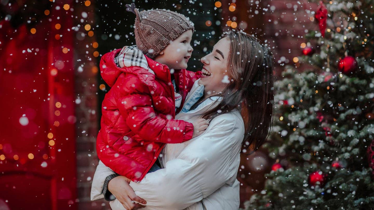 Mutter mit Kind im Schnee. So wünschen wir es uns für 2023: Weiße Weihnachten. Die Prognosen dazu gibt bei SWR3. (Foto: IMAGO, IMAGO / Westend61)
